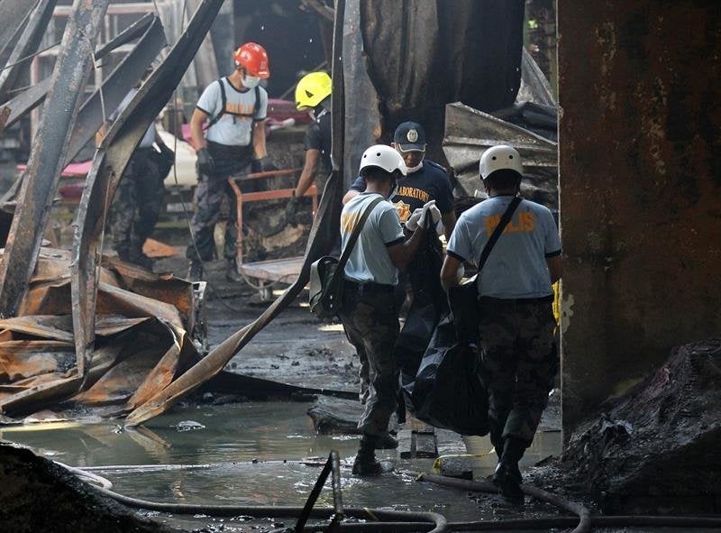 fábrica de zapatos afectada por incendio en Valenzuela, al este de Manila (Filipinas)