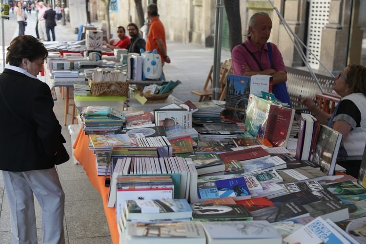 Ourense. 17-05-2015. Stand de libros en el Paseo. Paz