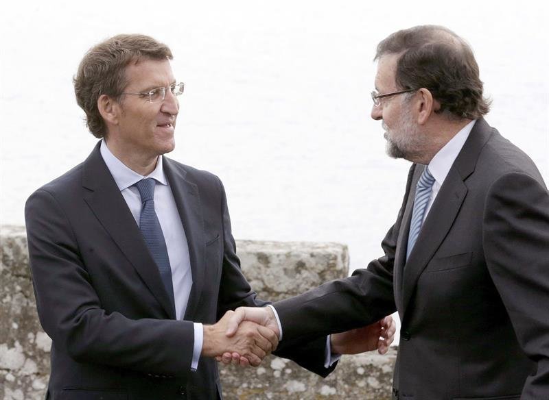 Mariano Rajoy (d) saluda a Alberto Núñez Feijóo