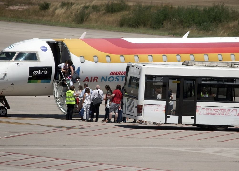 Avión de Air Nostrum con pasajeros embarcando ayer con destino a Sevilla.