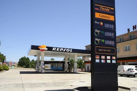Gasolinera con precios y sin precios combustible
8-7-15