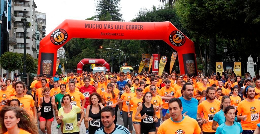 La Plaza de Compostela albergó la salida y la meta de la carrera Beer Runners, que se celebró por primera vez en Vigo.
