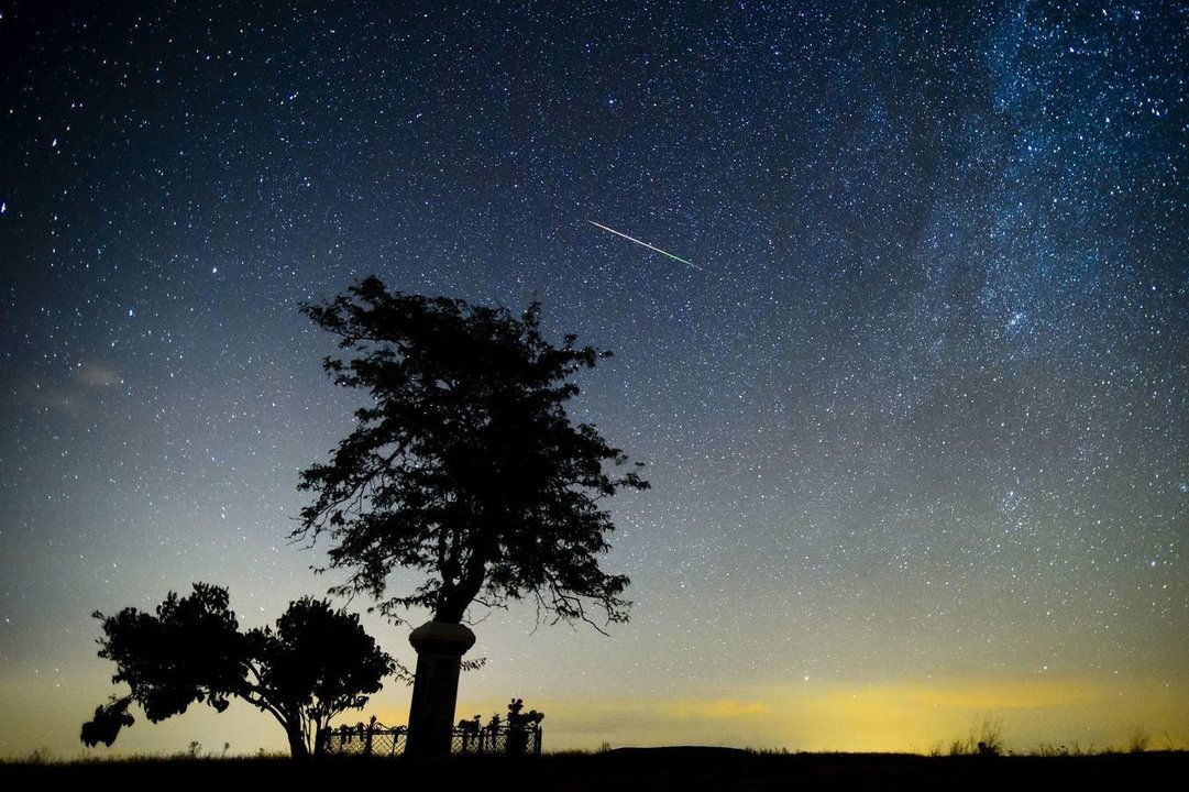 Una estrella fugaz cruza el cielo durante el mes de agosto de 2013.