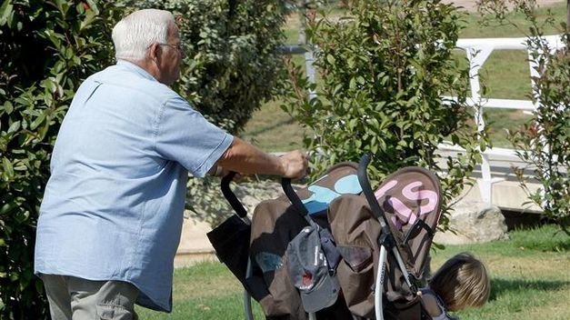 abuelos-espanoles-cuidan-regularidad-intensidad_TINIMA20120911_0321_21