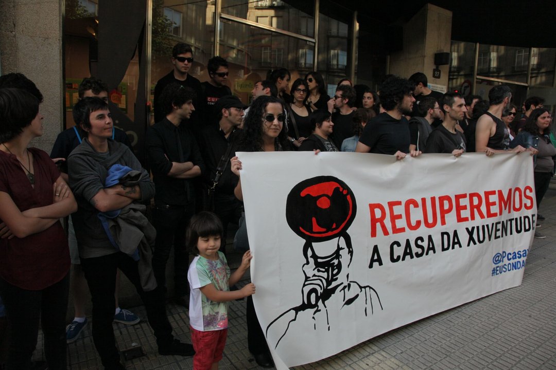 Ourense, 15-05-2015. Protesta frente a la Casa da Xuventude. Paz