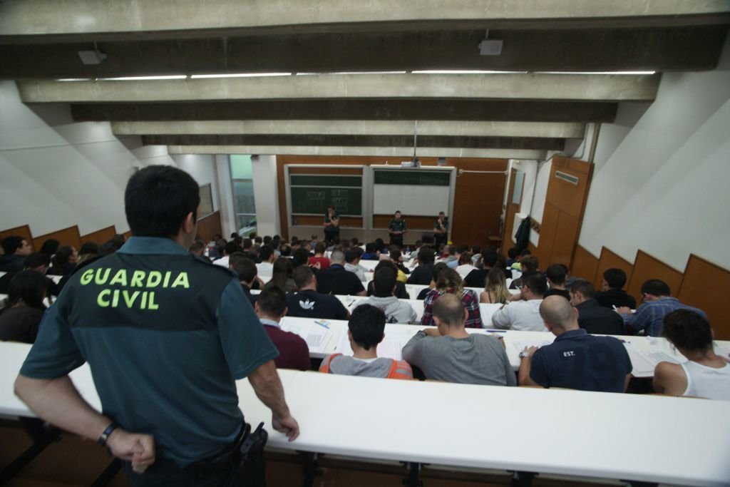Los opositores a entrar en la academia de la Guardia Civil llenaron durante toda la mañana de ayer siete aulas de la Facultad de Económicas de la Universidad de Vigo.