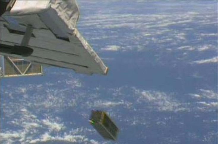El tercer satélite con sello vigués en el momento de salir de la Estación Espacial Internacional.