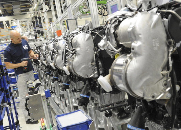 FIL. Salzgitter (Germany), 28/06/2012.- (FILE) A Volkswagen employee works on an MDB diesel engine at the Volkswagen plant in Salzgitter, Germany, 28 June 2012. The US Evironmental Protection Agency (EPA) on 18 September 2015 ordered Volkswagen to recall nearly half a million four cylinder diesel cars from both Audi and VW, built from 2009 to 2015, after finding out that the cars emit much more pollutants than allowed. (Alemania, Estados Unidos) EFE/EPA/JULIAN STRATENSCHULTE