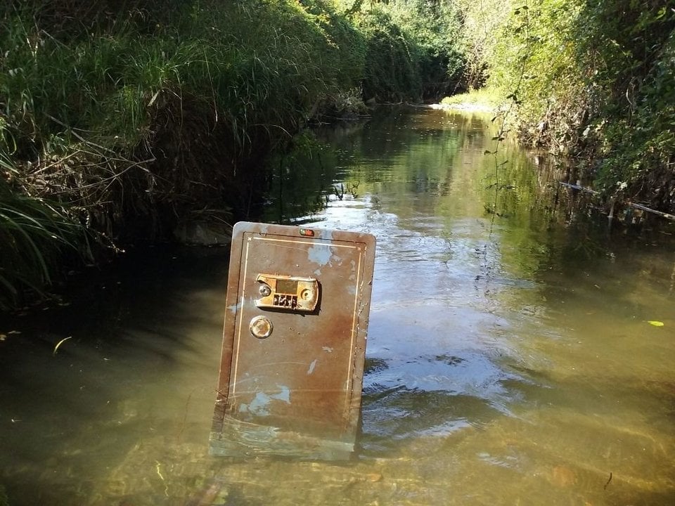 La caja fuerte localizada por agentes medioambientales de la Xunta.