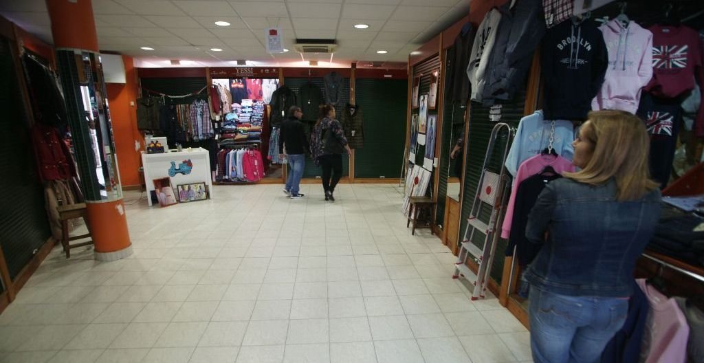 Una de las tiendas del mercado de A Pedra ayer abiertas, con su nueva distribución y las prendas, todas ellas con factura de origen, aseguraron.