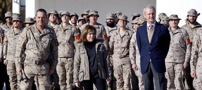 La vicepresidenta y el ministro de Defensa, Pedro Morenés, en una visita anterior a las tropas desplazadas en Afganistán.