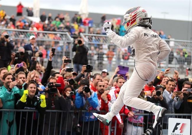 El piloto de Mercedes festeja su tercer título al finalizar el Gran Premio de Estados Unidos en Austin (Texas)