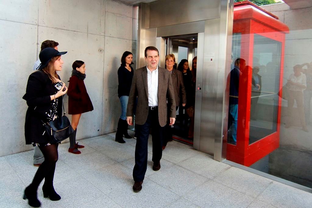 <p>Caballero inauguró ayer el ascensor  de Menéndez Pelayo a Camelias.</p>