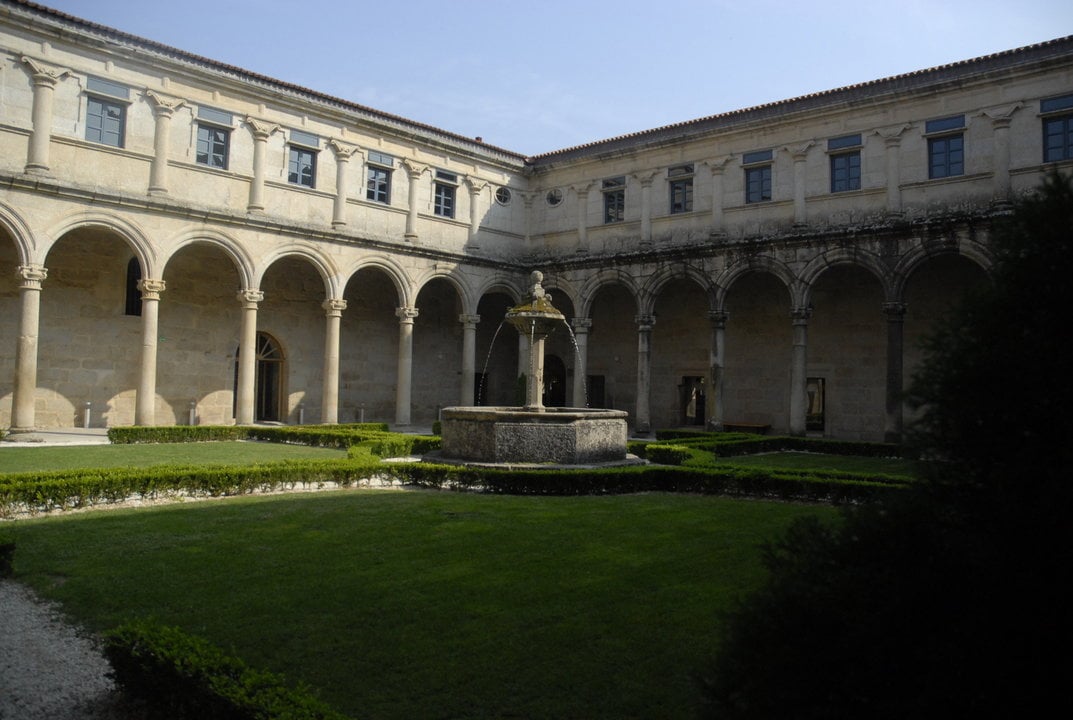 El claustro de monasterio de San Clodio, en Leiro, es uno de los atractivos turísticos de la provincia