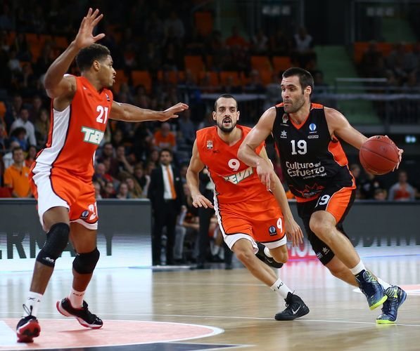 v.l. Augustine Rubit (Ulm), Jose Salvador (Ulm)  , Fernando San Emeterio (Valencia)

ratiopharm Ulm vs. Valencia Basket Club, Eurocup Spiel 3, 27.10.2015