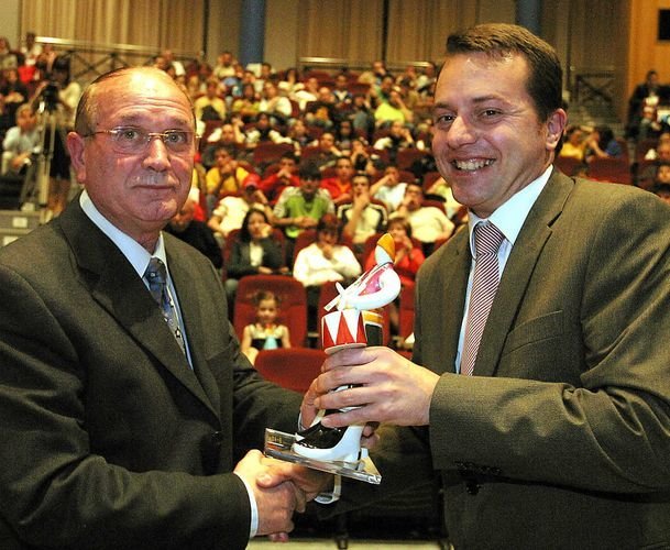 Luis Soria recibe el premio de manos de Carlos Barbosa. - Horizontal. 