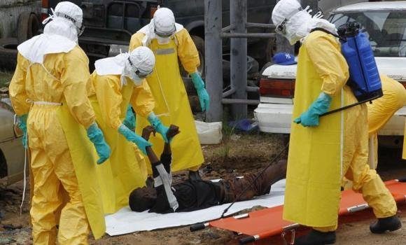 Personal sanitario atiende a un posible enfermo de ébola en Sierra Leona.