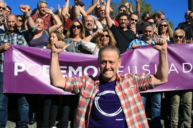 El ya exsecretario general de Podemos Euskadi, Roberto Uriarte, rodeado de militantes de la organización.