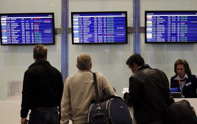 Viajeros consultan los vuelos a Sharm el Seij en los monitores del aeropuerto ruso de Pulkovo, en San Petersburgo.
