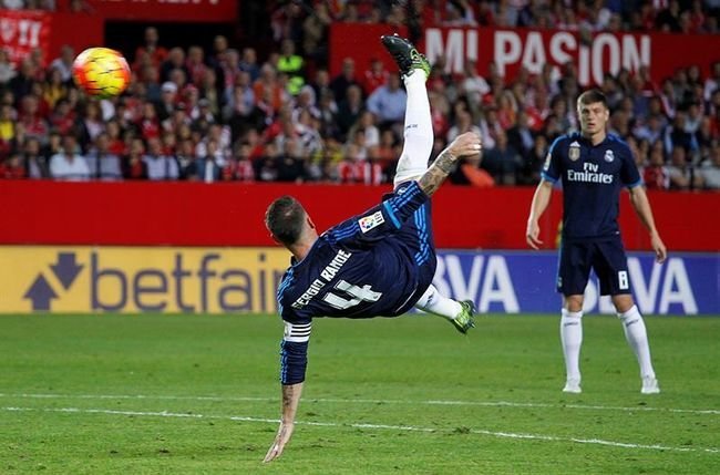 Momento en el que Ramos hace el primer gol del Madrid con una soberbia chilena.