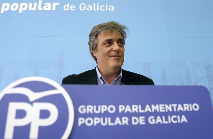 O voceiro parlamentario do PP galego comparece no pazo do Hórreo.
