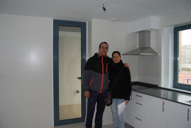 Una pareja visita su segunda vivienda en Covadonga.