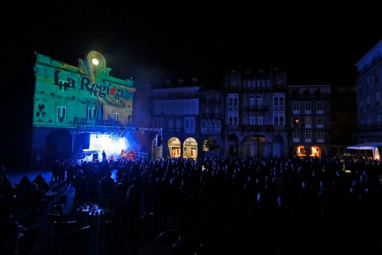 Ourense. 10-11-15. Local. Concerto de La Región de Gin Tonics na praza Maior.
Foto: Xesús Fariñas