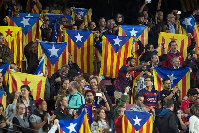 Banderas 'estelades' durante en las gradas del Camp Nou.