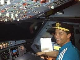 El delante, en una imagen de archivo, simula pilotar el avión que llevaba al Real Madrid en un partido.