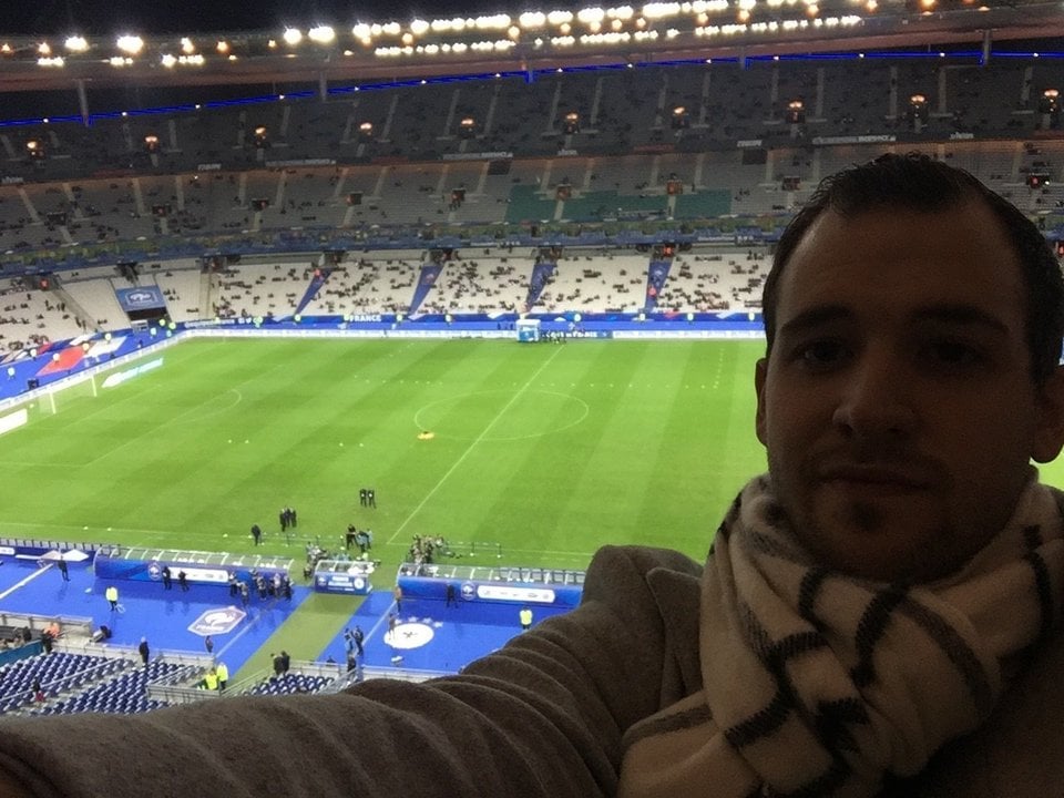 <p>Alexandre González se hacía un tranquilo selfie en el Stade de France antes del partido.</p>