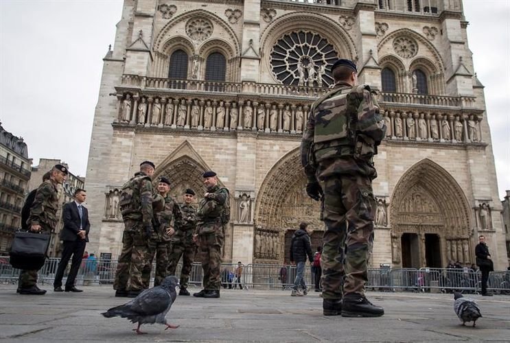 El clima de seguridad se multiplica en determinados puntos de París, como la catedral de Notre Dame.