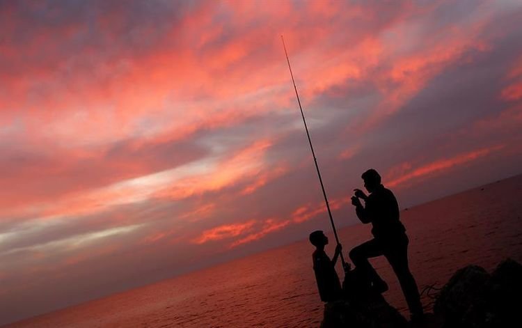 Dos palestinos pescan en la costa de la franja de Gaza.