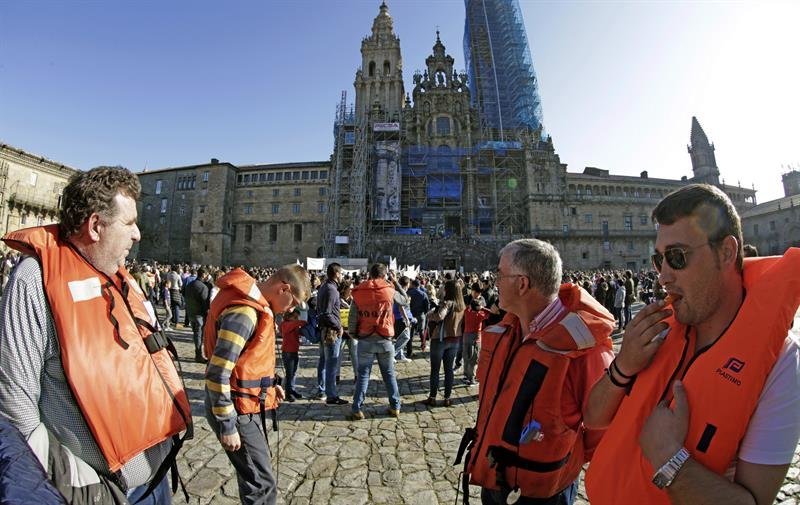 Concentración dos cerqueiros, acompañados por familias e autoridades, o pasado domingo en Compostela.