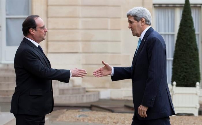 Hollande recibe al secretario de Etstado norteamericano, John Kerry, en el Elíseo.