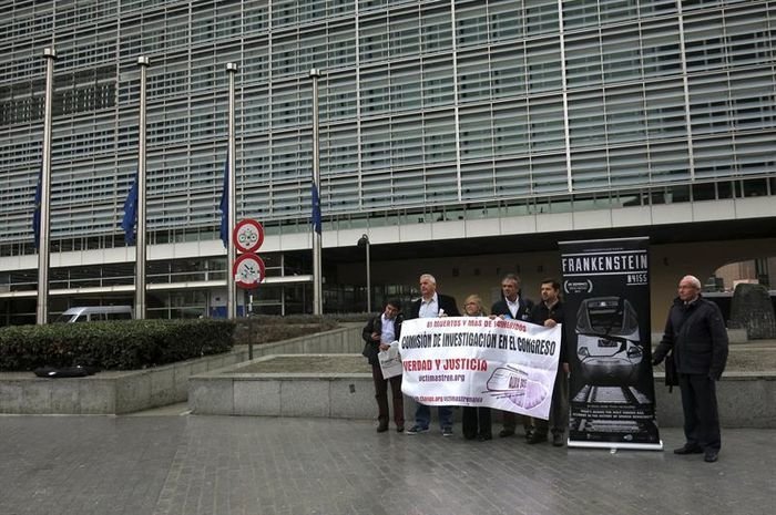 Los portavoces de la Plataforma, frente al complejo administrativo de la UE en Bruselas.