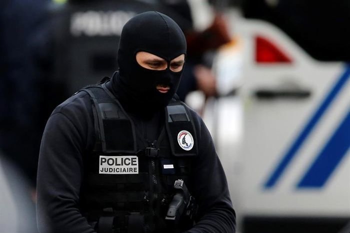 Un policía participante en la operación antiyihadista de Saint Denis.