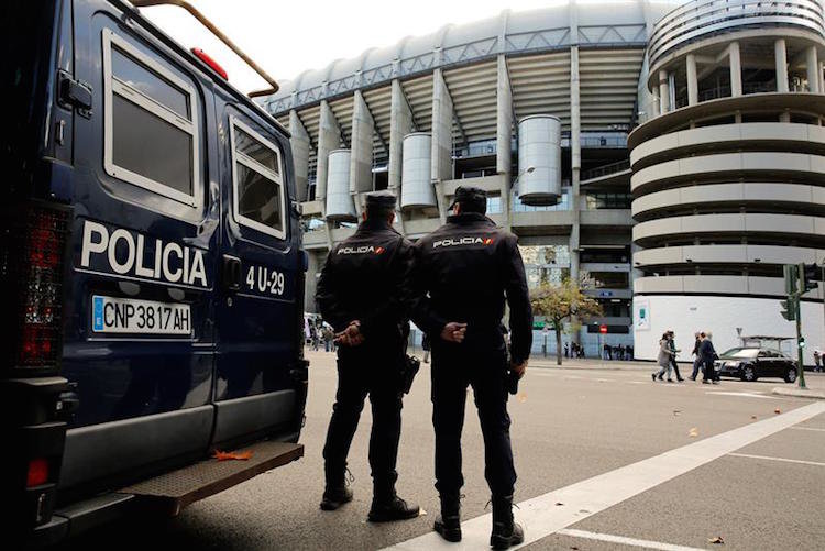 Agentes de la Policía Nacional patrullan los aledaños del estadio Santiago Bernabeu.