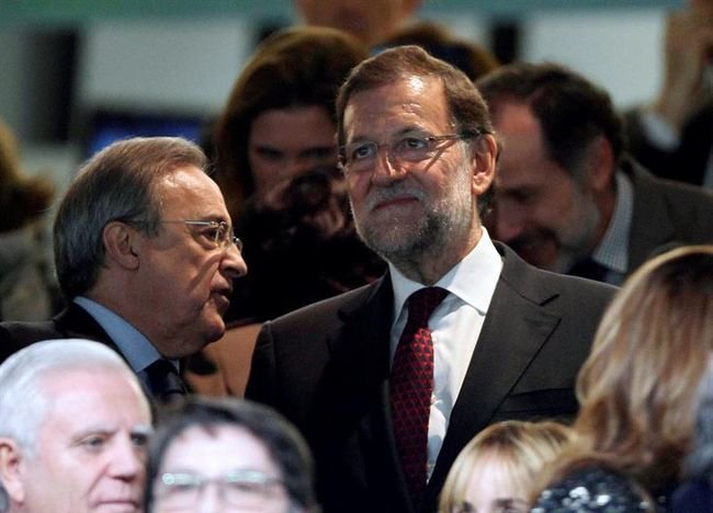 El presidente del Gobierno, Mariano Rajoy, acompañado de Florentino Pérez.