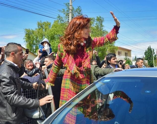 La presidenta argentina, Cristina Fernández Kirchnner, saluda tras votar en la provincia de Río Gallegos.