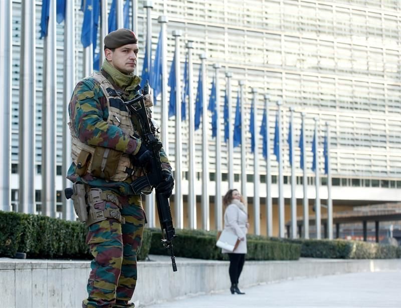 Un soldado del ejército belga, patrulla las inmediaciones de los edificios administrativos europeos.