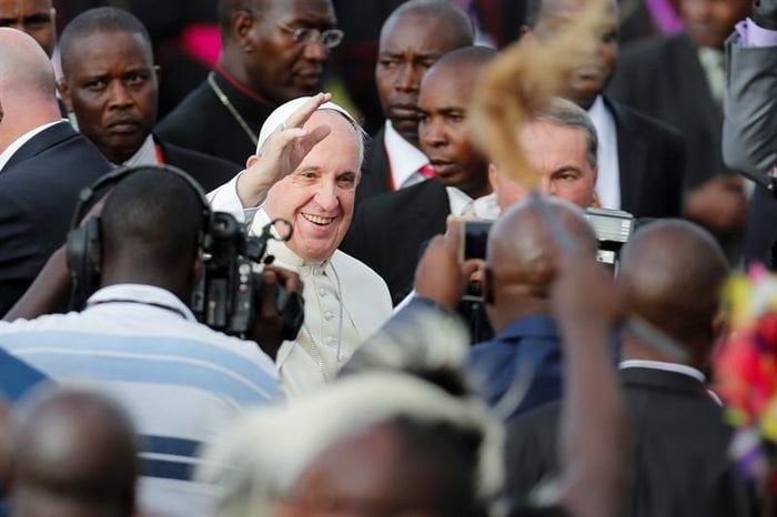 El Sumo Pontífice, a su llegada a Kenia.