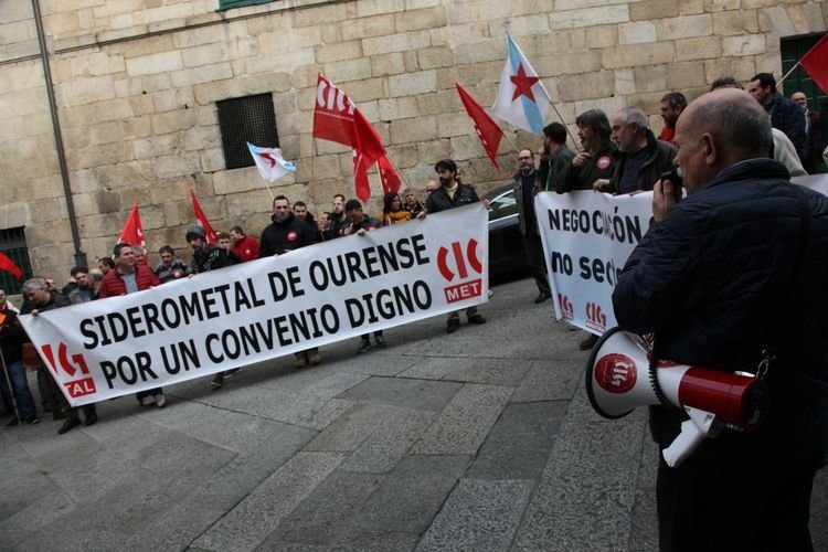 Ourense. 17-12-2015.Protesta sindicacal ante la Ceo. Paz