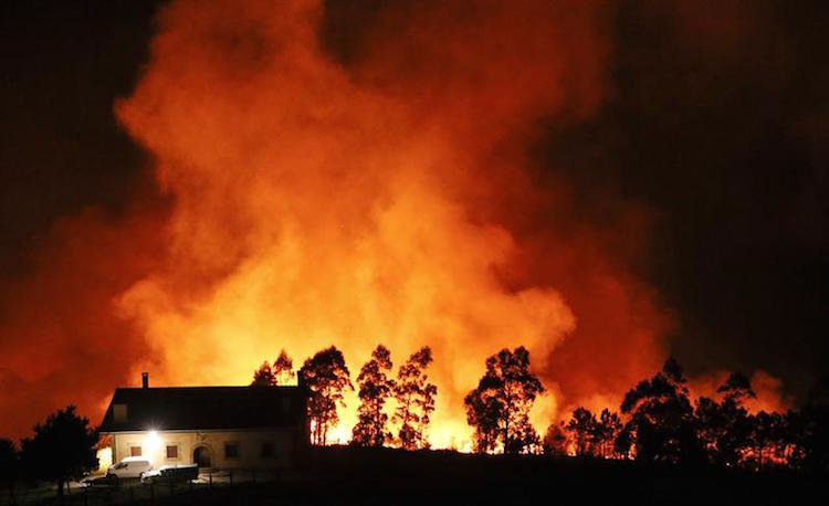 Imagen de las llamas próximas a una vivienda.