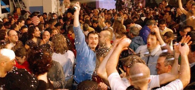 La noche de Fin de Año convoca a miles de personas en discotecas y salas de fiesta.