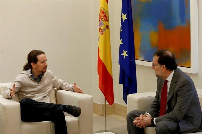 Rajoy e Iglesias conversan en Moncloa al inicio de su encuentro.