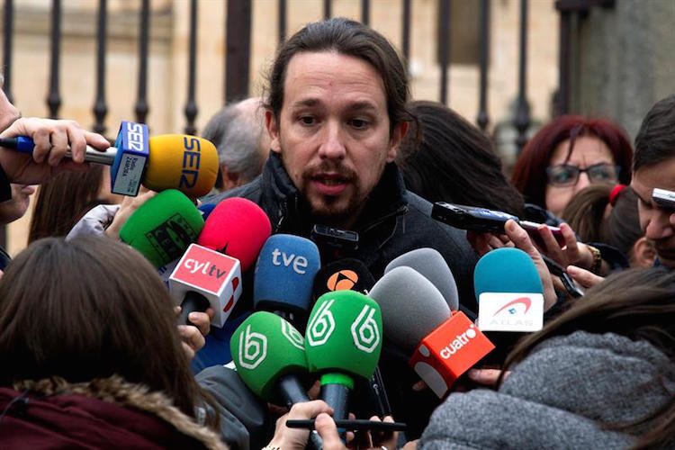 El líder de Podemos, Pablo Iglesias, atiende a los medios de comunicación.