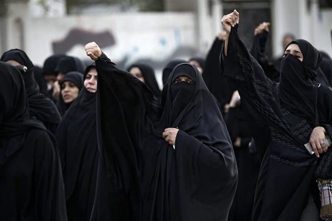 Un grupo de mujeres grita consignas en Bahrein contra la ejecución de Al Nimr.