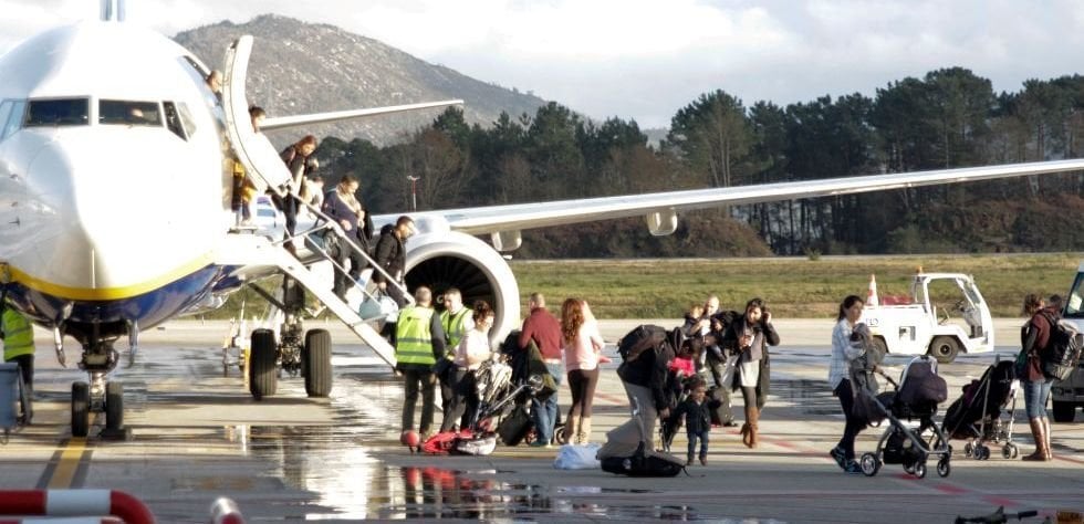 <p>Los pasajeros del vuelo inaugural de Ryanair entre Barcelona y Vigo, al descender del avión a su llegada ayer por la tarde a Peinador.</p>
