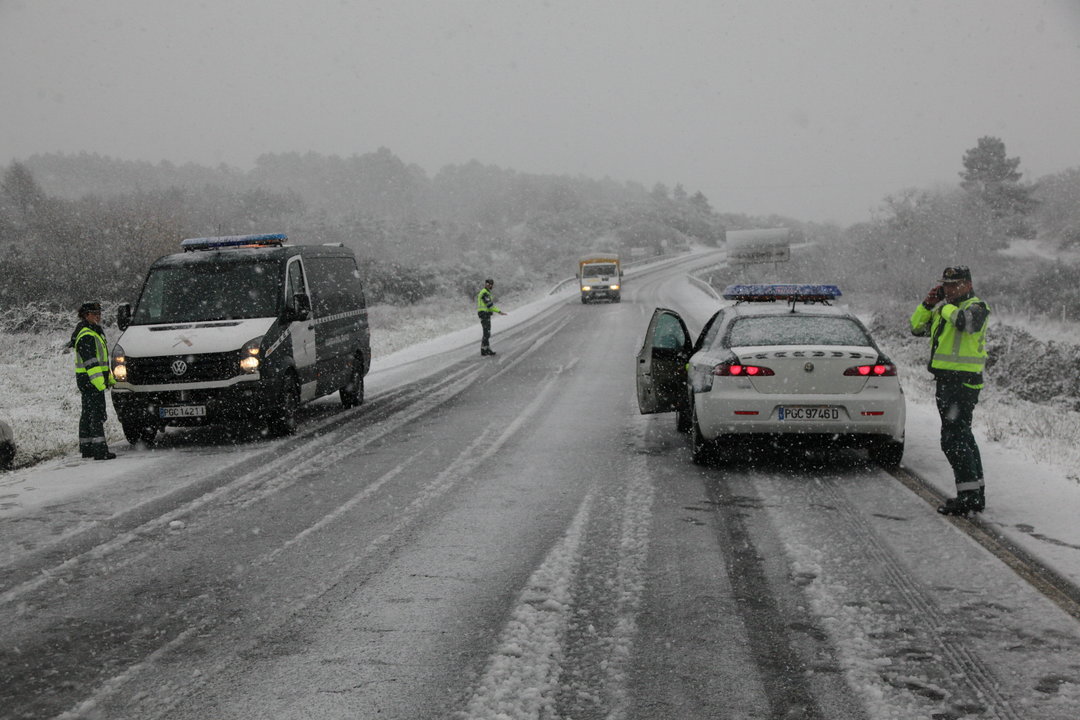 <p>La Guardia Ciivil estuvo en la N-525, en la zona de As Estivadas, en donde nevó con intensidad.</p>
