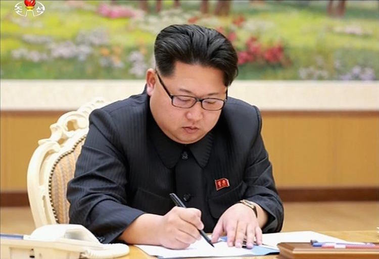 Kim Jong-un firma la orden de lanzamiento de la bomba de hidrógeno.